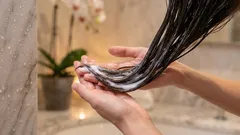 Hiustenpesutekniikka, joka suojaa hiusten latvoja: mihin shampoo ja hoitoaine kuuluvat?