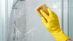 Olen aina tuskaillut suihkukaapin pesun kanssa – tämä niksi poisti kalkkisaostumat minuuteissa