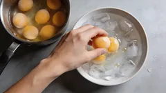 Tämä tapa pilaa kaiken: siksi kuumia kananmunia ei kannata laittaa kylmään veteen