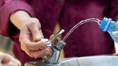 Turisteille kerrottiin helposta tavasta säästää rahaa ostaessaan vettä lentokentällä