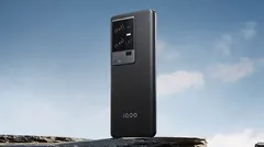 Musta iQOO-Android-puhelin pystyasennossa, näkyvät kolmoiskamera ja iQOO-logo