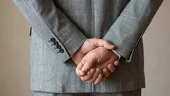 Mitä käsien pitäminen selän takana kävellessä kertoo psykologisesti? Asiantuntijan vastaus