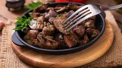 Lisään vain ripauksen: täydellisen murean broilerinmaksa-annoksen salaisuus – sulaa suussa