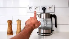 Kuinka monta pistorasiaa keittiöön tarvitaan? Vastaus, joka pelastaa jatkojohdoilta
