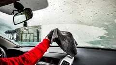 Täysin puhtaaksi ja ilman raitoja: millä auton tuulilasin saa pestyä helposti?