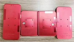 Punaiset iPhone 18 -mallikappaleet pöydällä näyttämässä puhelimen takakuorta