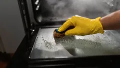 Tämä keittiötuote puhdistaa uunin paremmin kuin kalliit pesuaineet – uunin lasi on kuin uusi