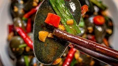 Maailman oudoimmat ruoat: miksi ihmiset Kiinassa syövät paistettuja kiviä?