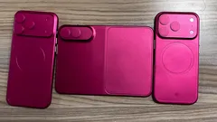 Kolme pinkkiä iPhone 18 -mallin prototyyppiä pöydällä