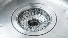 Unohda kemikaalit: putkimiehen ovela tapa poistaa tukos minuuteissa