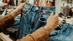 Sininen ei ole enää muodissa: 5 farkkujen väriä, joita kaikki käyttävät tänä keväänä