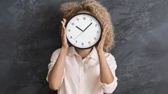 Miksi aika tuntuu kuluvan nopeammin iän myötä? Psykologit vastaavat suosittuun kysymykseen