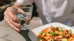 Voiko ruokaa huuhtoa alas vedellä? Ravitsemusterapeutti kertoi, mihin se vaikuttaa