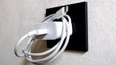 Mitä tapahtuu, jos laturi on aina pistorasiassa? Sähköasentaja kertoo seurauksista